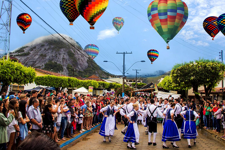 Festival de balões deixa colorido o céu de Pancas ES neste final de